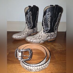 Round toe cowboy boots